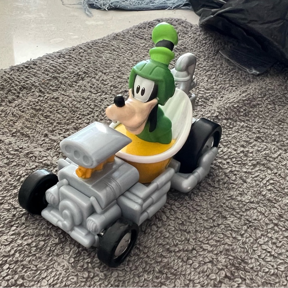 🌸3/$10) Disney Roadster Racers Goofy No.8 Yellow Green Bath Tub Car
